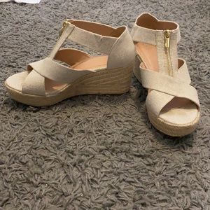 Neutral gold wedges